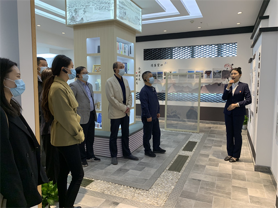 參觀(guān)杭紹臺高速崇仁服務(wù)區“清廉驛站”.jpg